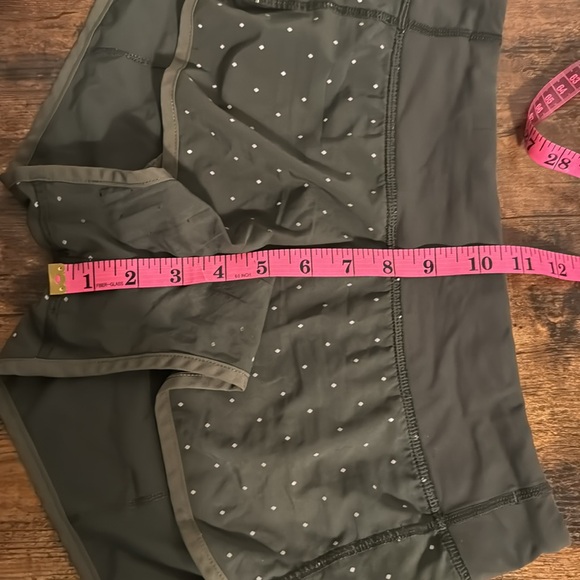 Lululemon shorts. Size 4 - Picture 6 of 6